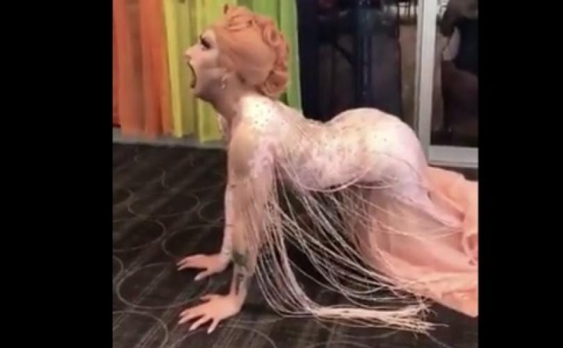WATCH: Drag queen on all fours roars, growls incoherently at library ‘pride’ event for teens