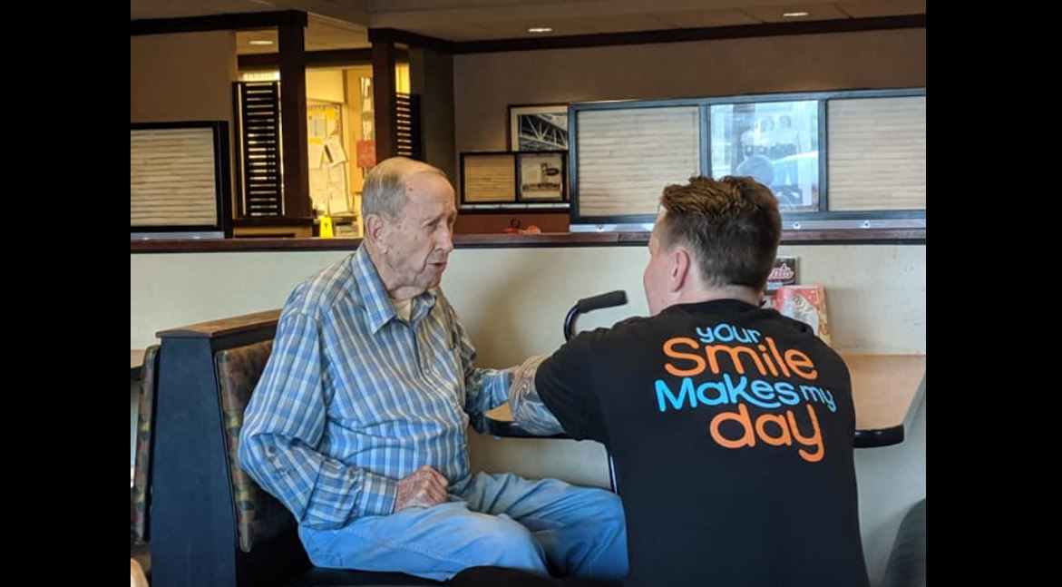 ‘Tears to My Eyes’: Restaurant Server Skips Break to Spend Time With WWII Veteran Eating Alone