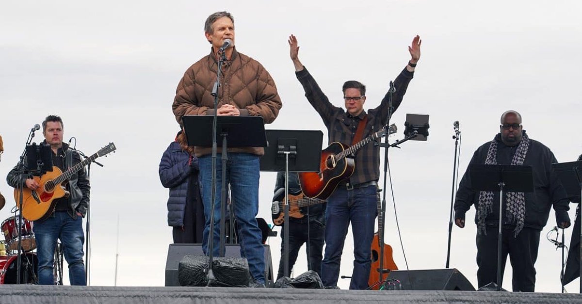 Tenn. Gov. Points to Christ at Drive-In Service: ‘We Know Where Our Hope Comes From’