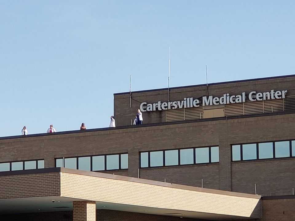 ‘Circle of Prayer’ Formed Around Georgia Hospital, Medical Staff Gratefully Wave From Rooftop
