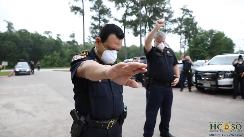 ‘In the Name of Jesus’: Texas Sheriffs’ Office Holds Parking Lot Prayer Gathering for Deputy Battling COVID-19