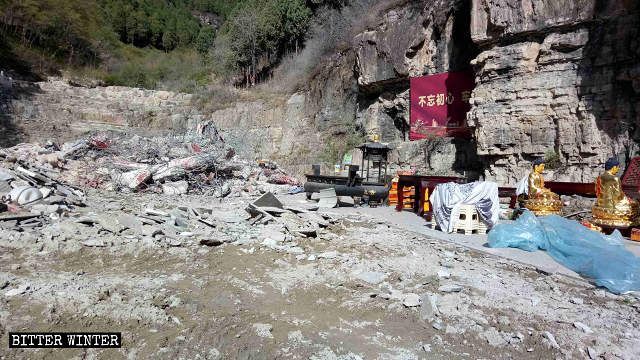 Hundreds of Policemen Sent to Demolish Buddhist Temples